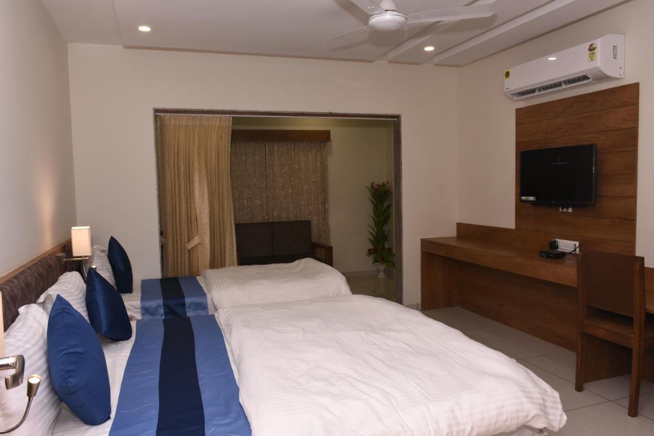 Hotel Golden Palace & Rooms Halol ภายนอก รูปภาพ