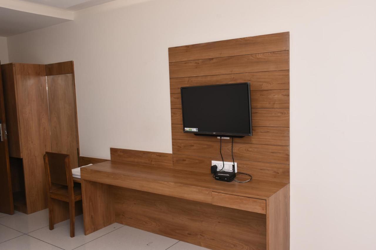 Hotel Golden Palace & Rooms Halol ภายนอก รูปภาพ