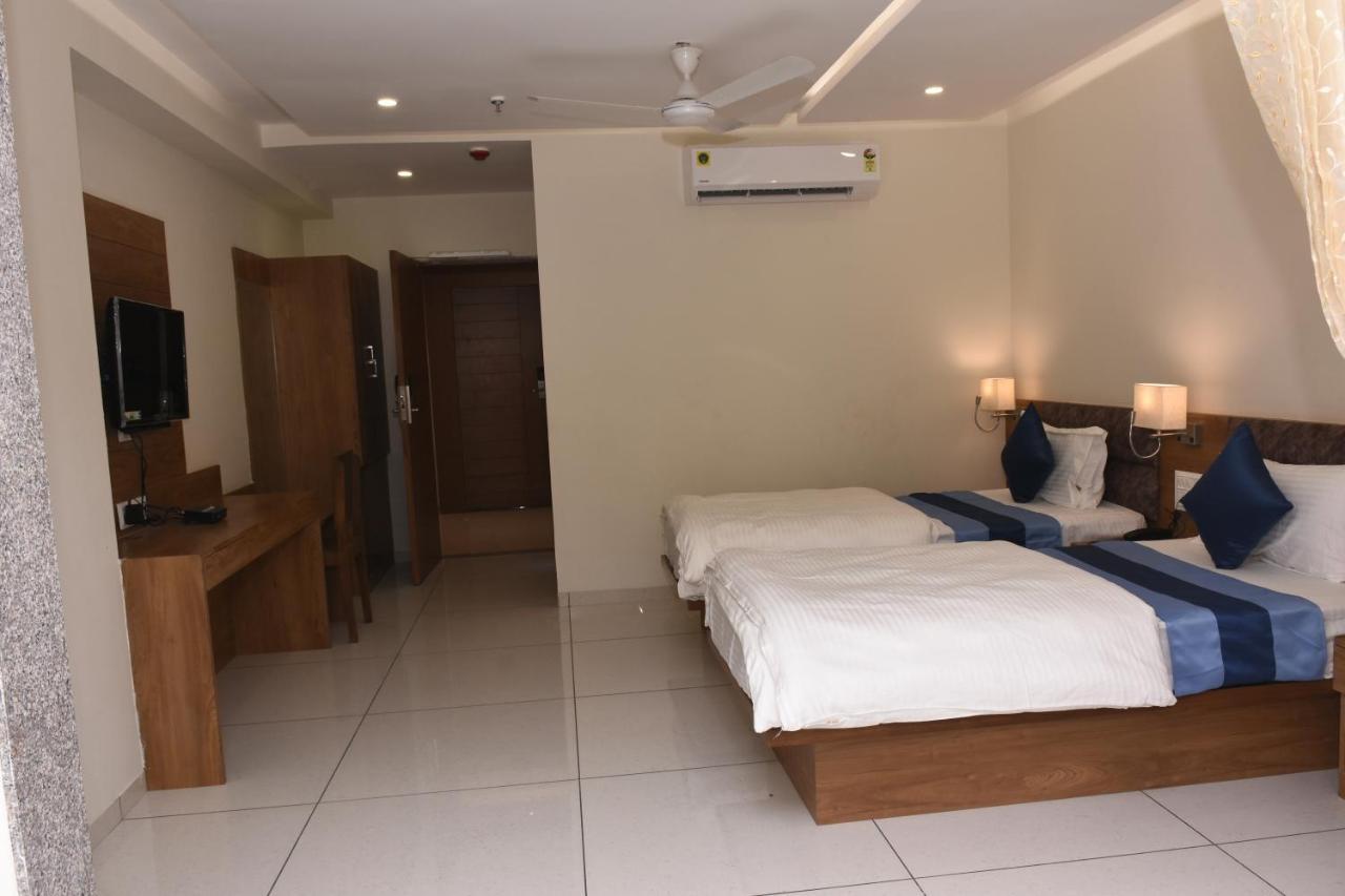 Hotel Golden Palace & Rooms Halol ภายนอก รูปภาพ
