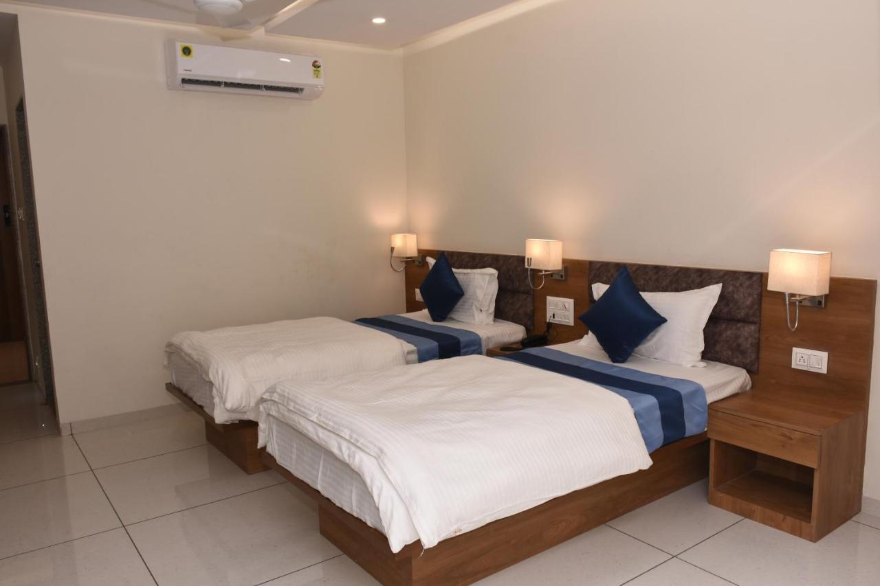 Hotel Golden Palace & Rooms Halol ภายนอก รูปภาพ