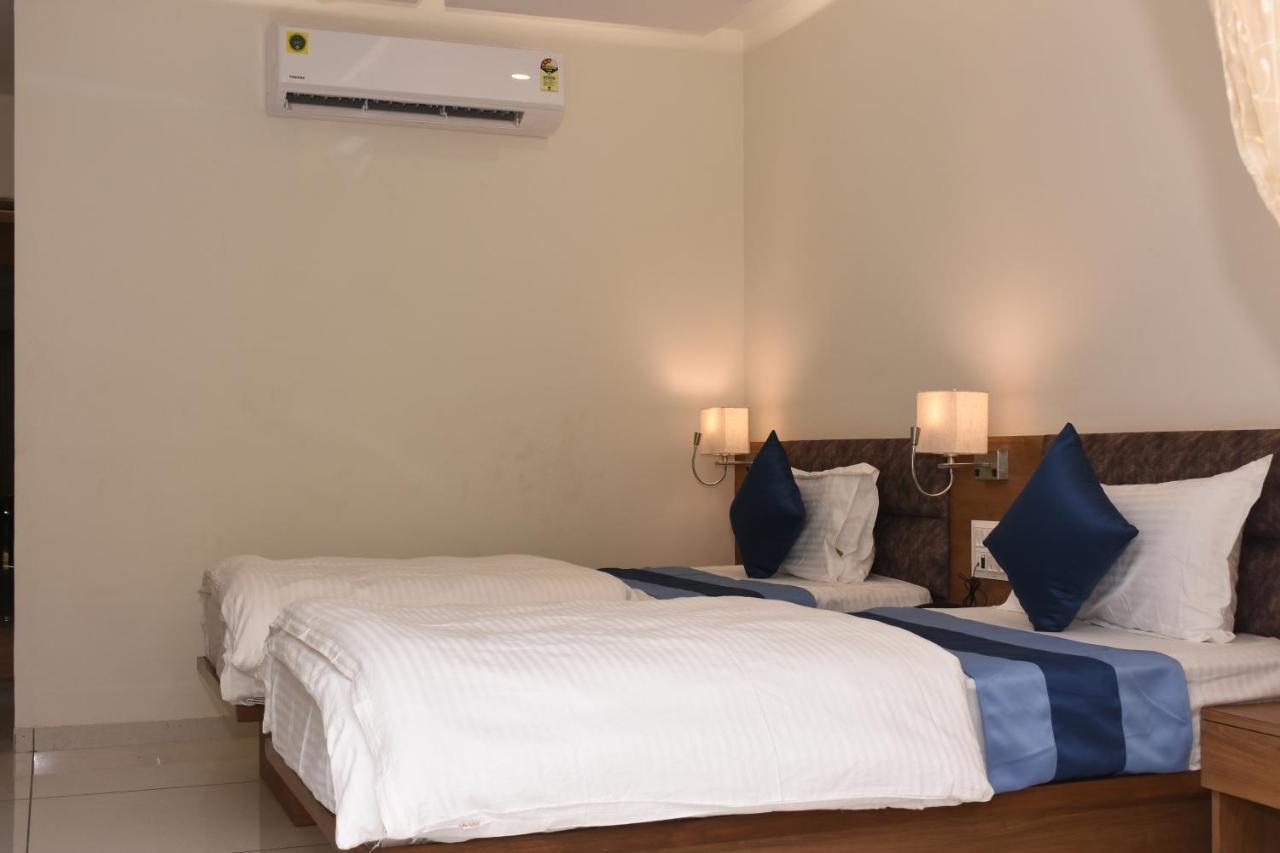Hotel Golden Palace & Rooms Halol ภายนอก รูปภาพ